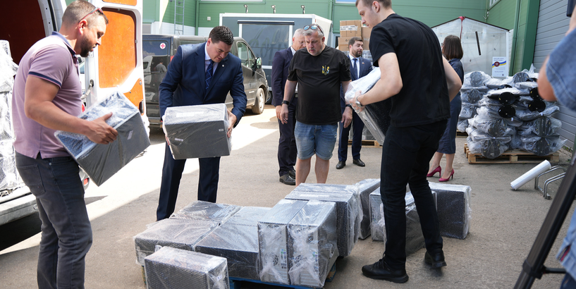 Rīgas pašvaldība dāvina 100 datorus Ukrainas skolām 