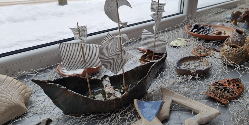Keramikas izstādes darbi - tuvplānā buru kuģis