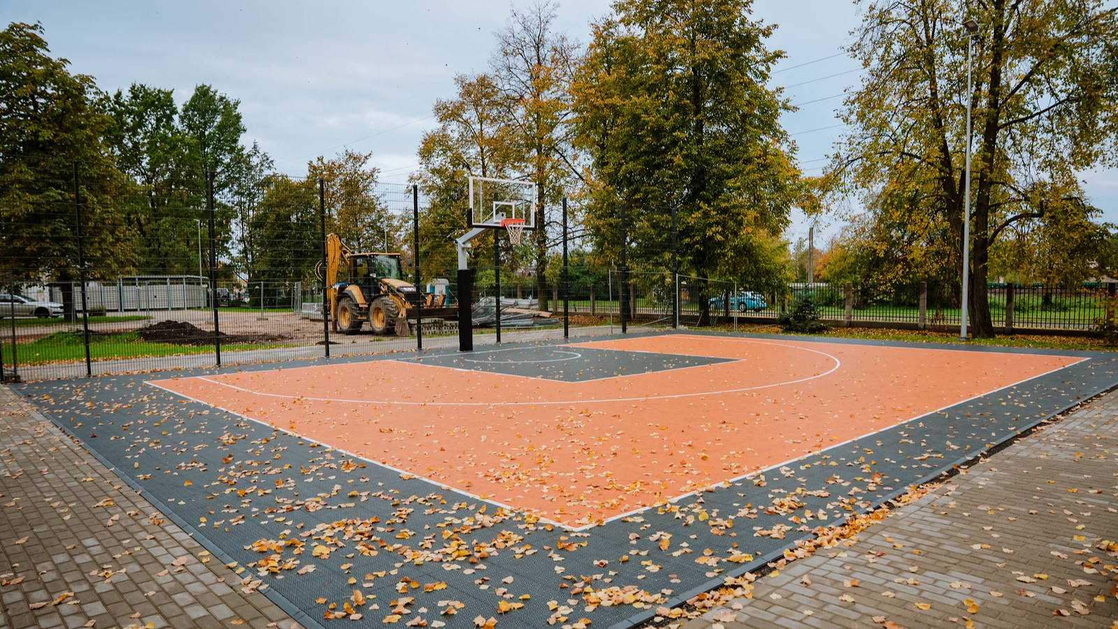Rīgas 45. vidusskolas teritorijā atklāts āra sporta laukums