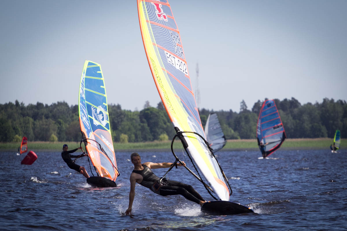 Noslēgušās sacensības vindsērfingā "Riga Cup"