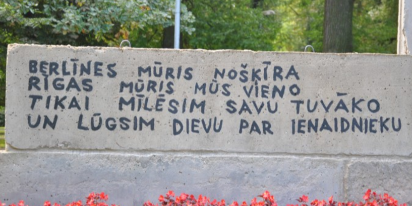 30 GADU MIERĪGAJAI REVOLŪCIJAI VDR  