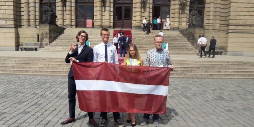 Latvijas komandai medaļas starptautiskās fizikas un ķīmijas olimpiādēs