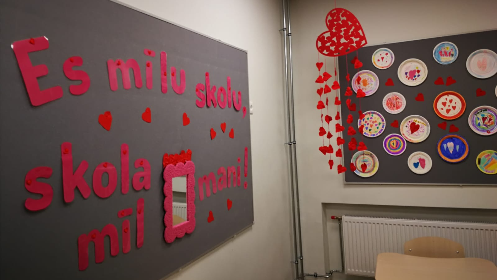 Rīgas 9. vidusskolas skolēni apliecina mīlestību skolai
