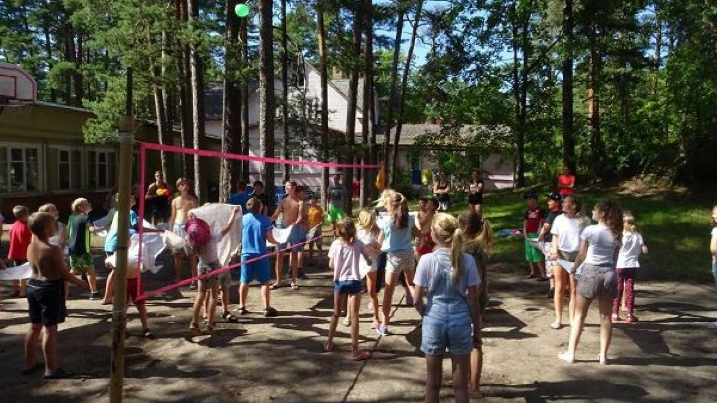 Aicina pieteikt projektus bezmaksas nometņu organizēšanai Rīgas bērniem un jauniešiem