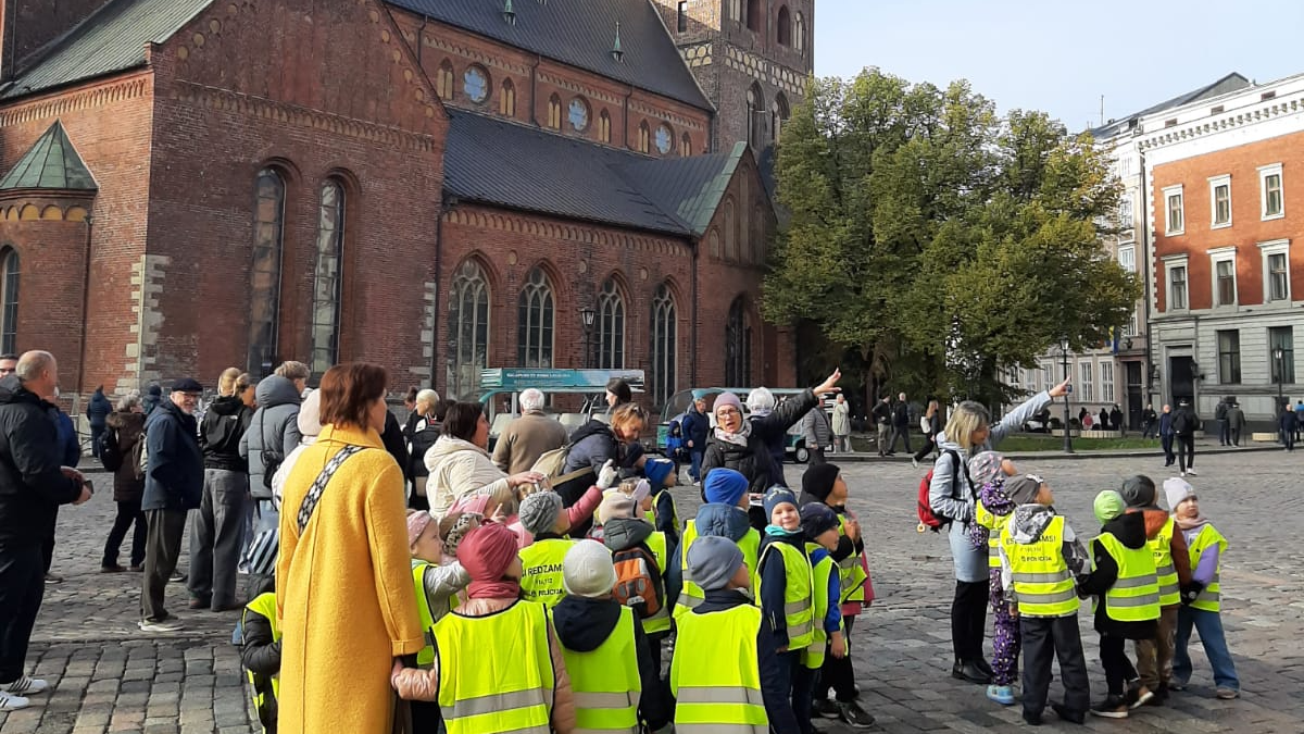 Bērnudārza audzēkņi ekskursijā Doma laukumā