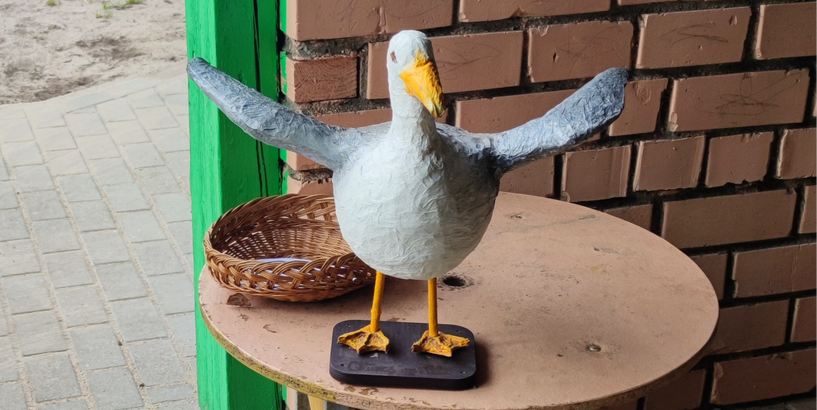 Rīgas 62. pirmsskolas izglītības iestādes teritorijā Putnu dienās izstādīja dažādu putnu dekorus