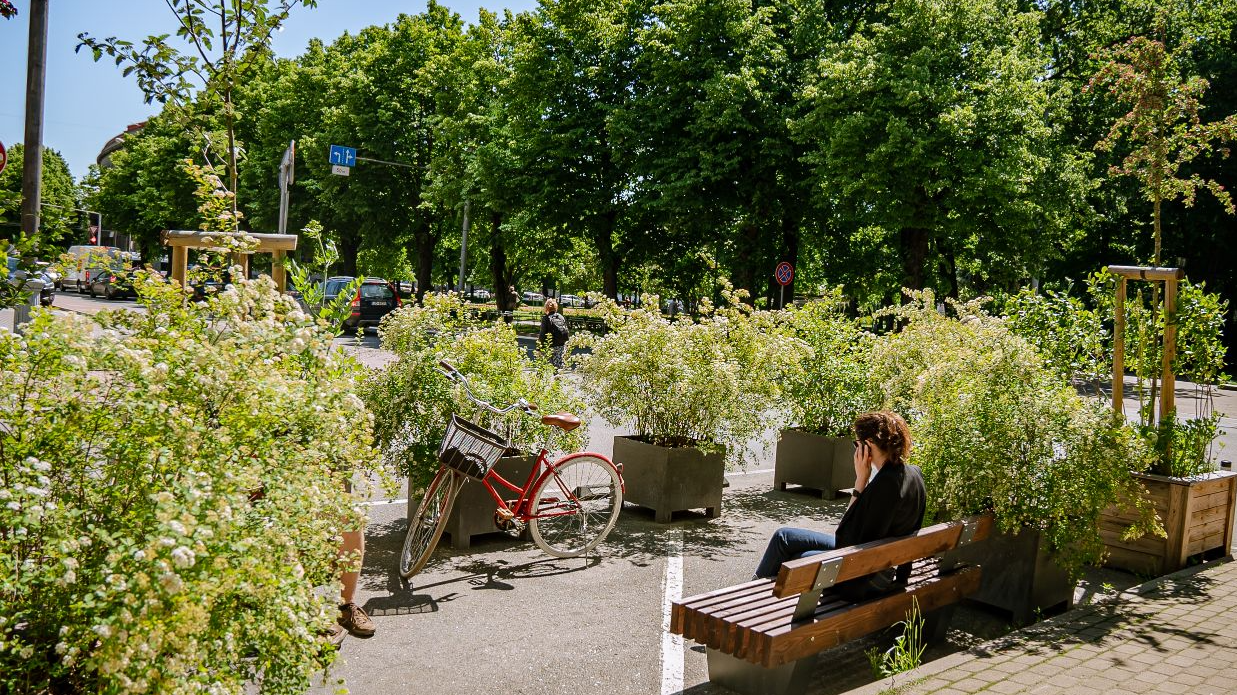 Rīgas ielās atgriežas sezonas labiekārtojumi; vasarā gaidāma plaša kultūras programma