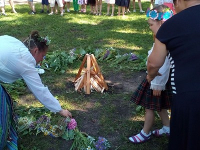 gatavojam ugunskuru.jpg