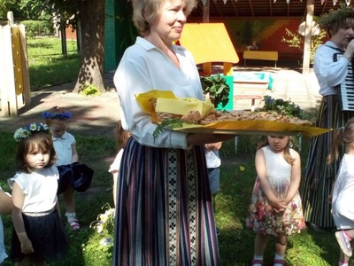 Saimniece Ann ar cienastu.jpg