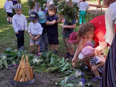 gatavojot ugunskuru.jpg