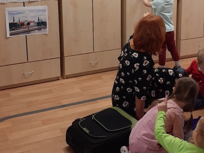 B?rni iepaz?st Francijas karogu un vingrin?s salikt valsts nosaukumu.jpg