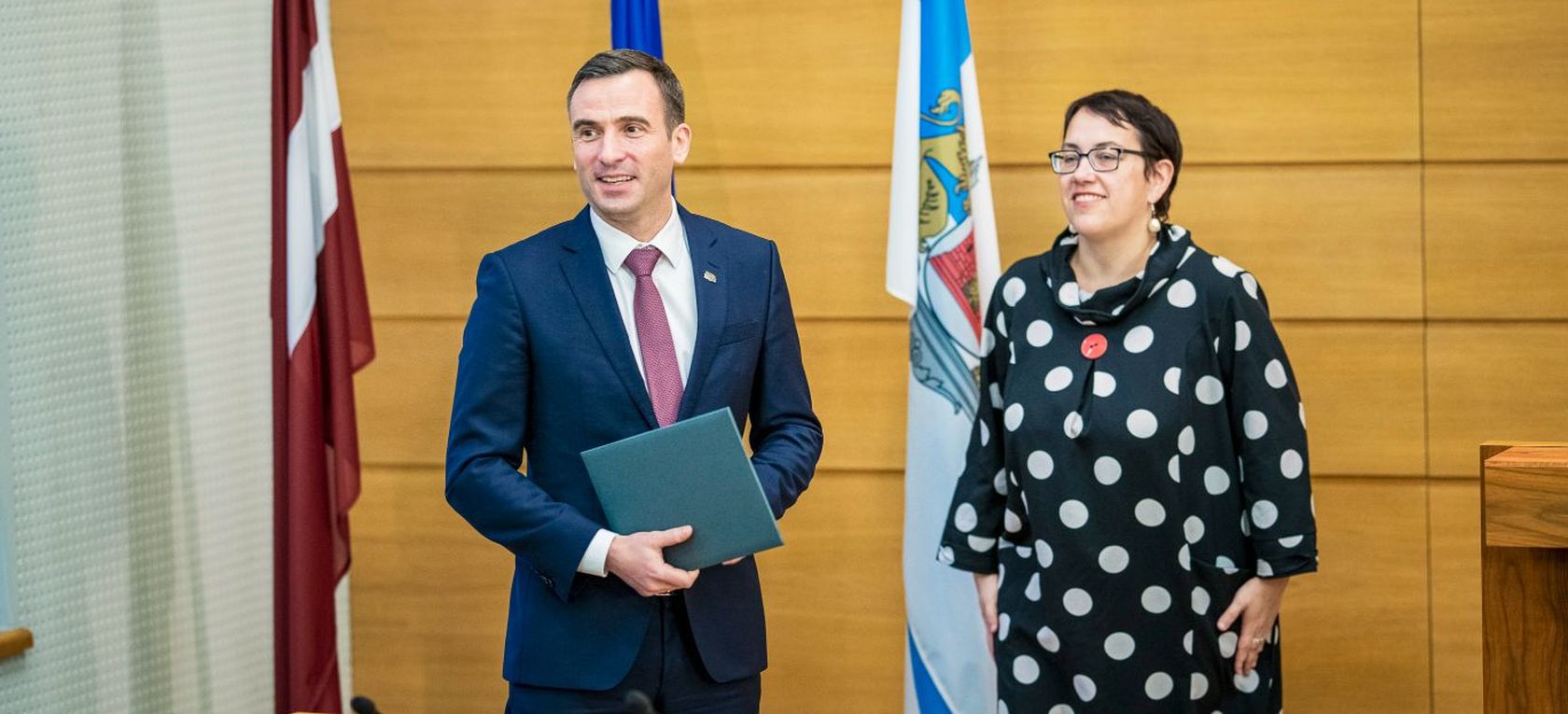 Rīgas domes priekšsēdētājs Mārtiņš Staķis sveic balvu "Zelta pildspalva" un "Zelta stipendija" ieguvējus