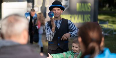 Zinību dienas svinībās Ēbelmuižas parkā