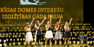 Rīgā pasniegtas Gada balvas interešu izglītībā, par mūža ieguldījumu sumina Zinaīdu Soboļevu un Vjačeslavu Telešu