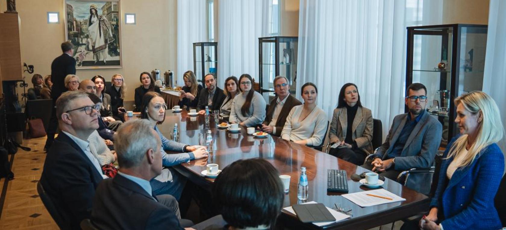 Pie kopējā sarunu galda apsēdušies pašvaldības, augstskolu pārstāvji un sadarbības partneri