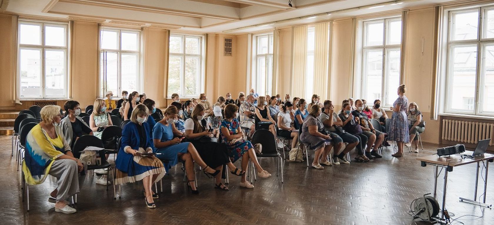 Ukrainas civiliedzīvotāji apmeklē informatīvu pasākumu par izglītību Rīgā