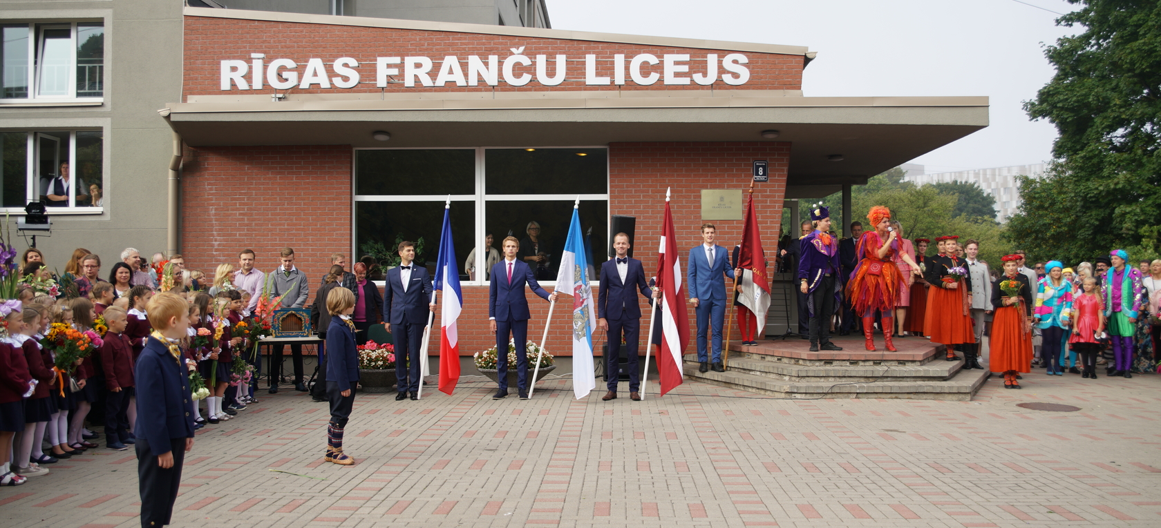 Svinīgi atklāta atjaunotā vēsturiskā Rīgas Franču liceja ēka